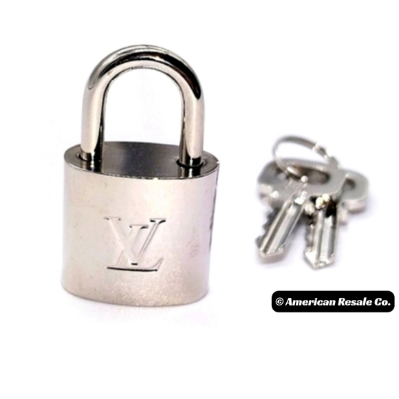 Louis Vuitton LV #315 Silver Lock Vintage and Rare PadLock Lock 2 Keys Necklace - Picture 5 of 10